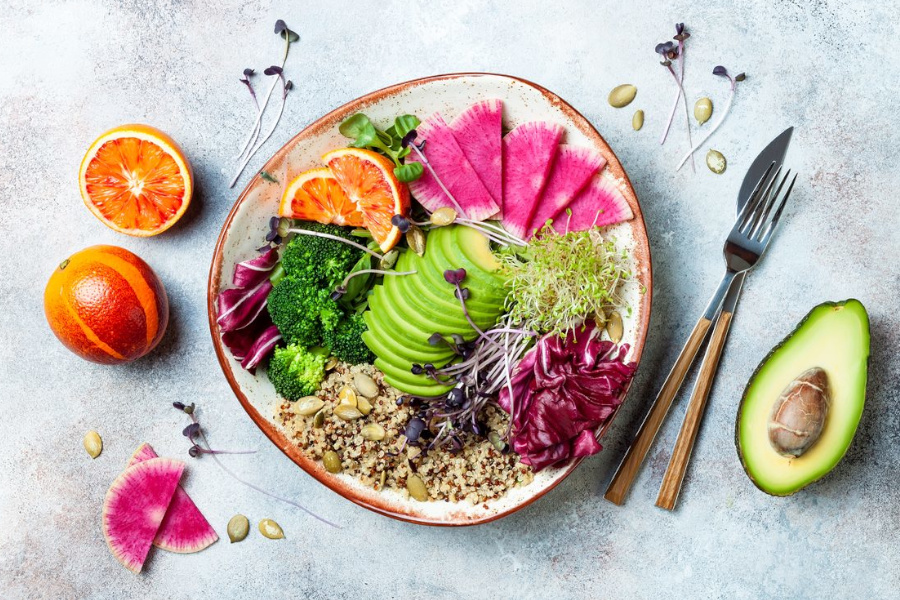 Teller mit veganen Lebensmitteln